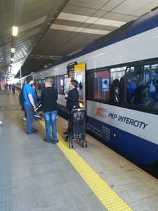 Pociąg PKP Intercity na stacji Kraków Główny.