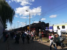 Pociąg retro - Parowóz Ty42. Grupa uczestników Dni Transportu.
