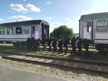 Spektakularna akcja szturmu na wagon kolejowy, podczas której wyspecjalizowana jednostka SOK pokazała jak ćwiczy na wypadek zagrożeń terrorystycznych. Dwa wagony i 11 funkcjonariuszy SOK.