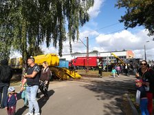 Bocznica Kolejowa PKP Intercity Warszawa Grochów. Grupki osób, po lewej stronie platforma kolejowa, w tle hala pociągowa.